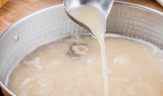 如何用猪骨熬一锅奶白的高汤（猪骨汤如何煲奶白）