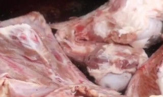 鸡架子骨熬高汤熬成什么样就行了（鸡架筒骨熬高汤）