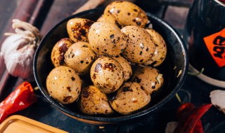 鹌鹑蛋是怎么用盐腌制的（盐水腌鹌鹑蛋）