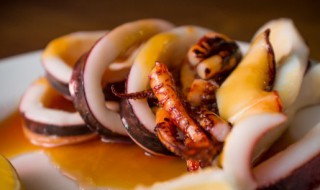 新鲜鱿鱼怎么炒好吃又嫩（炒鱿鱼怎么炒好吃又嫩）