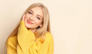 高领的毛衣怎么搭配衣服（高领毛衣如何穿搭）