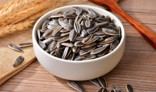 瓜子潮了可以放微波炉烤吗 瓜子潮湿可以放在微波炉加热吗