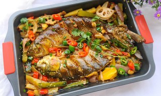 把鱼放在烤箱里怎么烤才好吃（鱼用烤箱怎么做好吃）