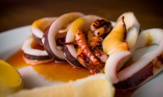 碳烤鱿鱼须怎么烤才好吃(碳烤鱿鱼烤多久)