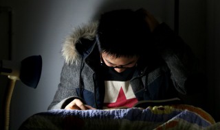 叫嚣的意思(局促不安的意思)