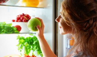 怎样去除冰箱冷藏室里的臭味（冰箱冷藏很臭怎么去除）