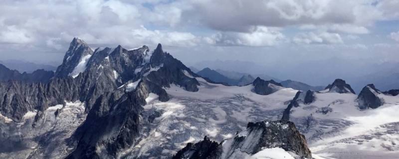 勃朗峰在哪个国家（勃朗峰位于哪里）