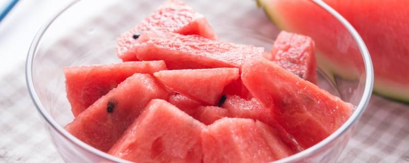 酒杯里放西瓜什么意思 喝酒的时候杯子里放西瓜