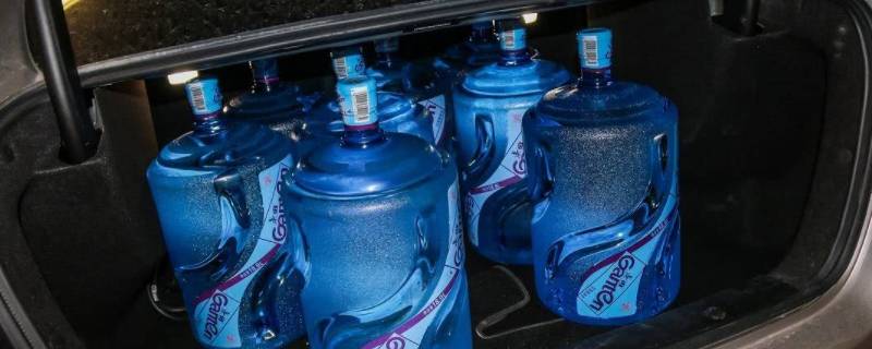 矿泉水放后备箱时间长能喝吗 矿泉水放在后备箱很长时间还能喝吗