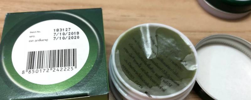 青草膏弄到衣服上怎么清洗（青草膏弄到衣服上怎么洗掉）