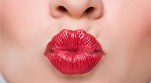 嘴唇发黑是怎么回事（嘴唇发黑怎么调理变红）