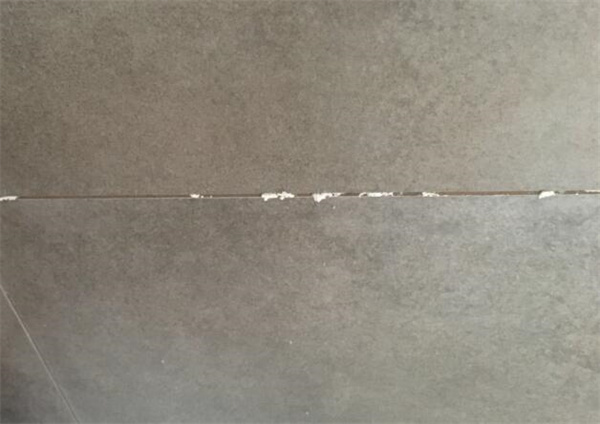 瓷砖缝隙返碱是什么原因 地板砖缝隙冒白碱怎么处理