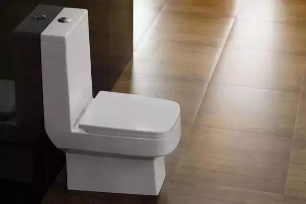 马桶下水口污垢很厚怎么去除（马桶的尿垢又厚又硬如何除掉）