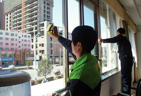 擦玻璃用什么擦*干净（擦玻璃用什么擦干净亮）