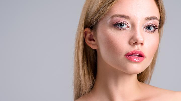 女性外阴瘙痒是怎么引起的（女生下面痒是什么原因导致的）