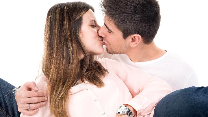 女人第一次性爱什么时候最好？女人第一次过早或过晚都不好