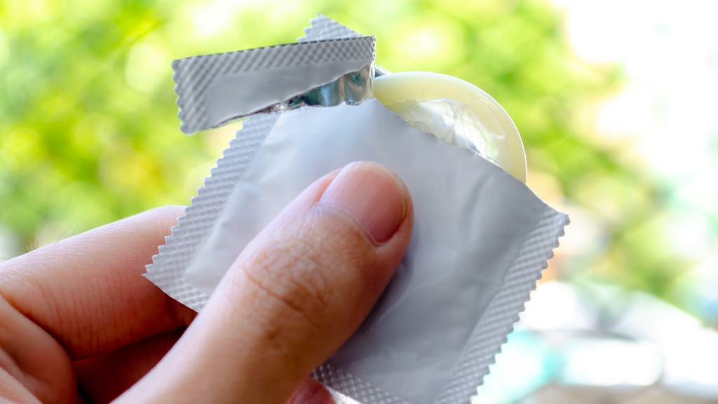 戴避孕套射精会痛吗 戴避孕套射精会痛吗女