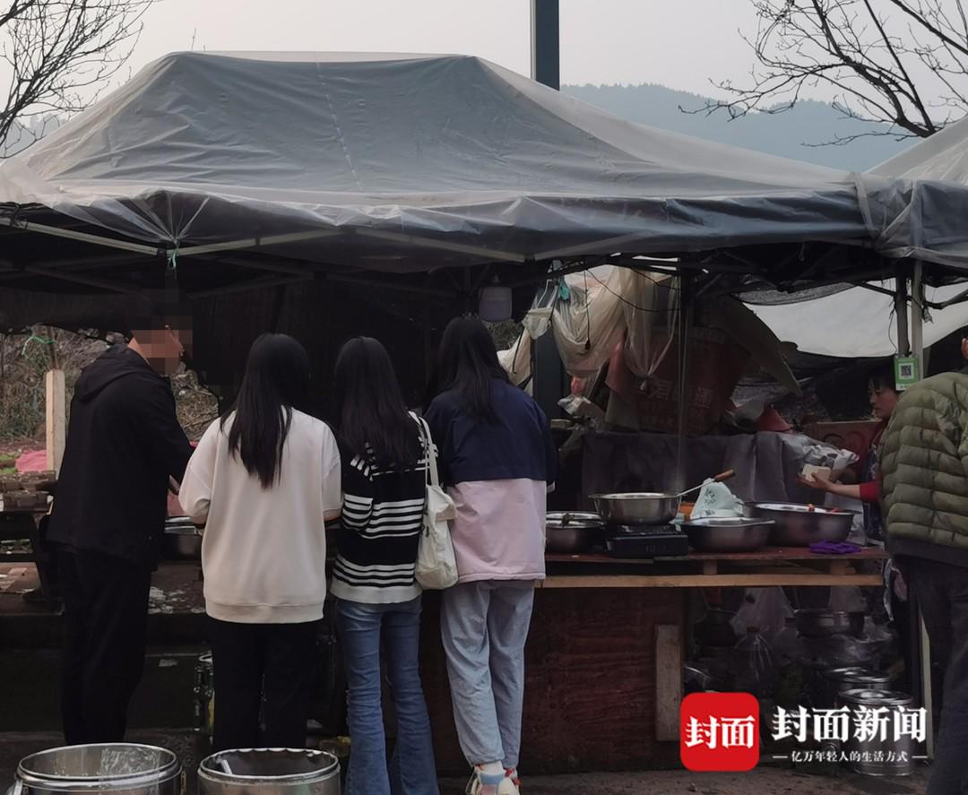 工地食堂因饭菜实惠成大学生打卡点（工地食堂视频）