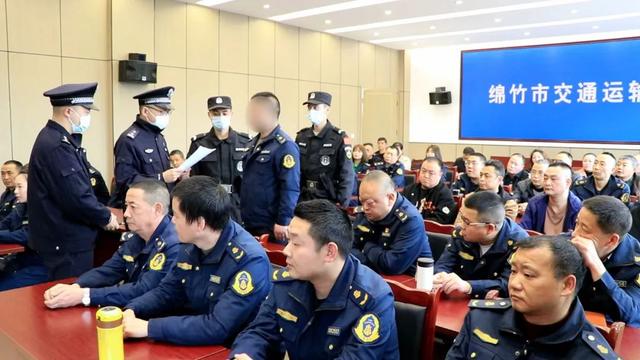 警示教育大会现场，他被铐上手铐，带离会场