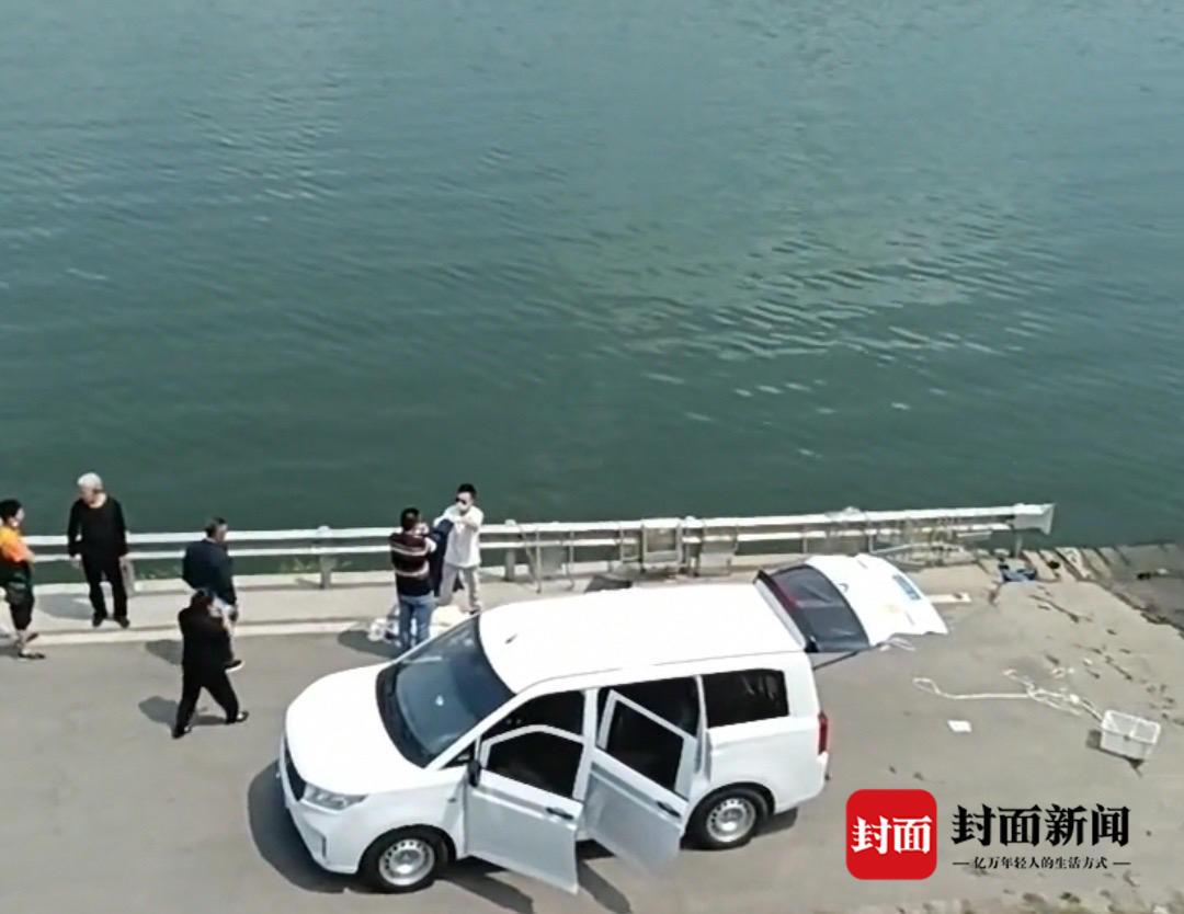 男子疑似江边洗车溺亡后 在河里洗车