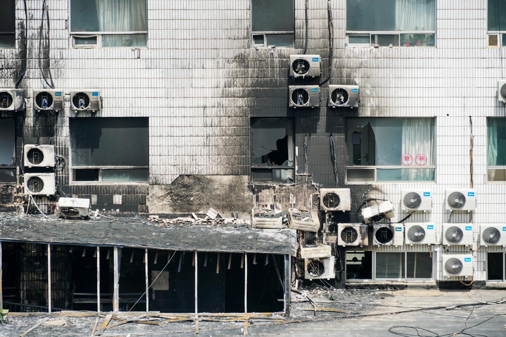 长峰医院火灾：一病房内三名老人靠湿毛巾捂住口鼻 坚持到消防员救出