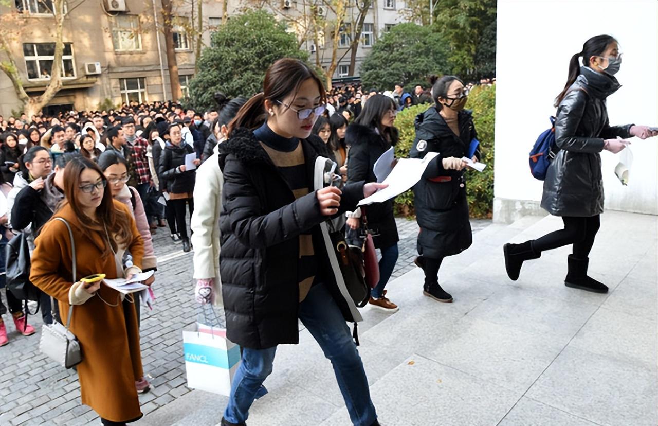 河南女子出租屋内躺平8年，拒绝一切社交，每月只花500块