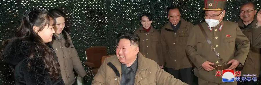 这次新型导弹试射，金正恩携夫人、妹妹、女儿罕见同框