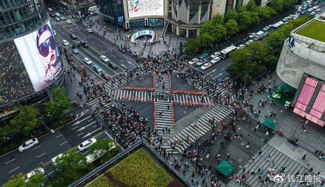 杭州西湖边″最美人墙″被质疑作秀、浪费公共资源 负责人公开回应 