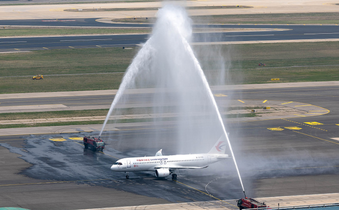 C919商业首飞成功！外媒：将打破波音空客在单通道喷气式干线客机上垄断地位