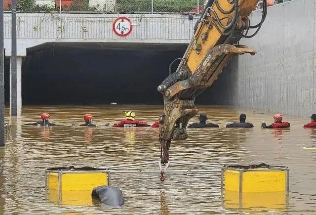 韩国持续暴雨灾情巨大，尹锡悦夫妇却跑到基辅作秀