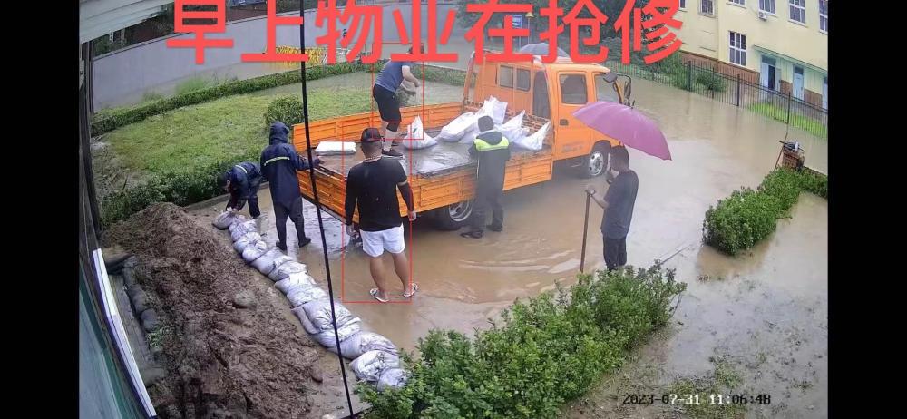 北京暴雨中，画廊主人为价值千万名人字画发帖求助遭争议