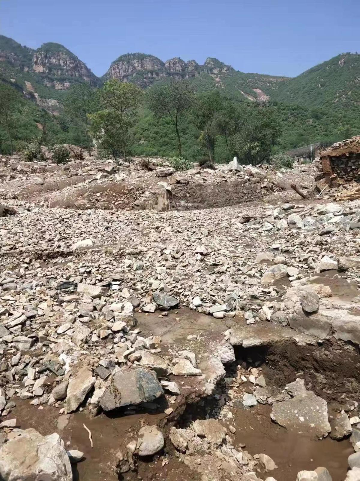 涞水呼救：罕见洪水过境山区，有人不幸遇难