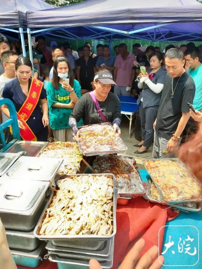 十元盒饭姐流泪称不想再坚持：有人乱打菜 有人不付钱