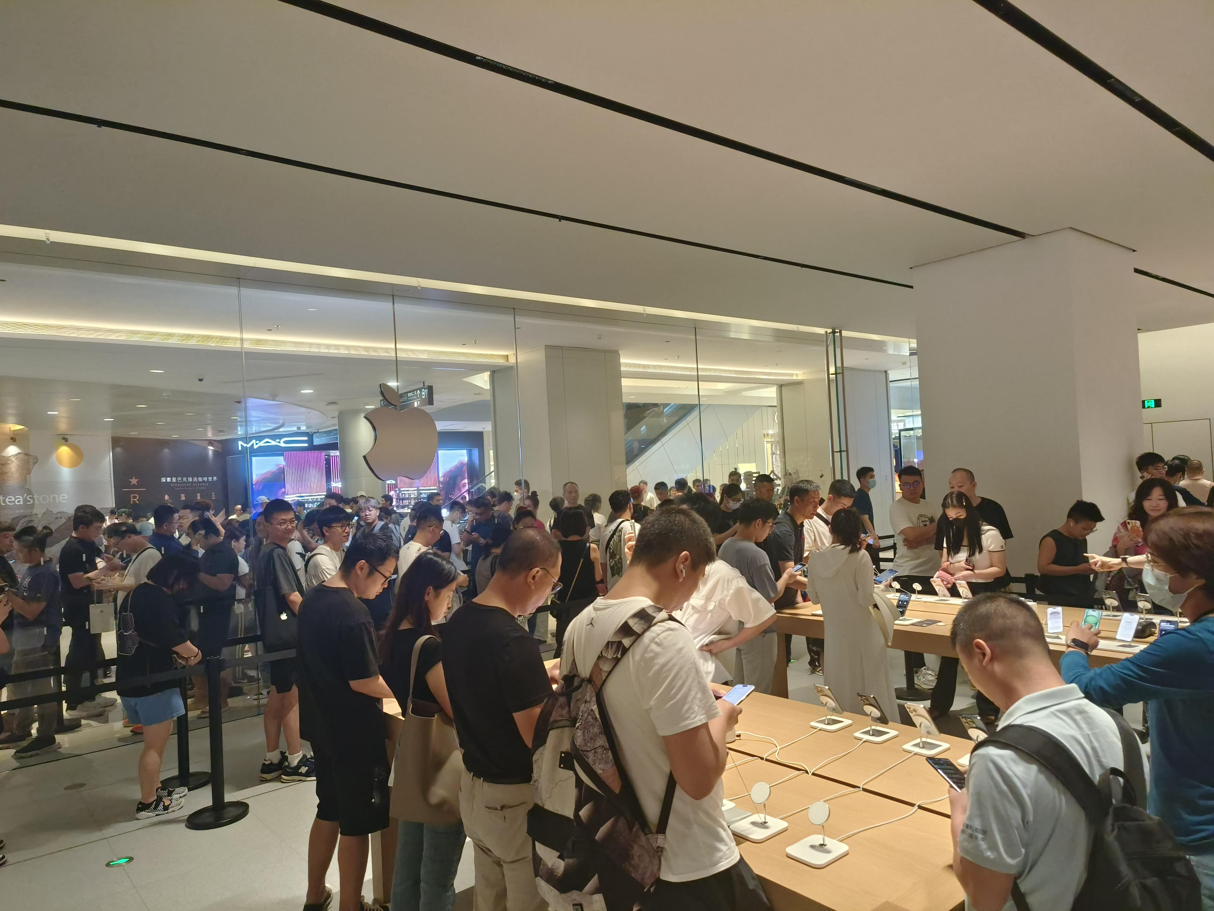 iPhone15系列上市首日探店：黄牛倒卖行情不及去年，顶配溢价难破千