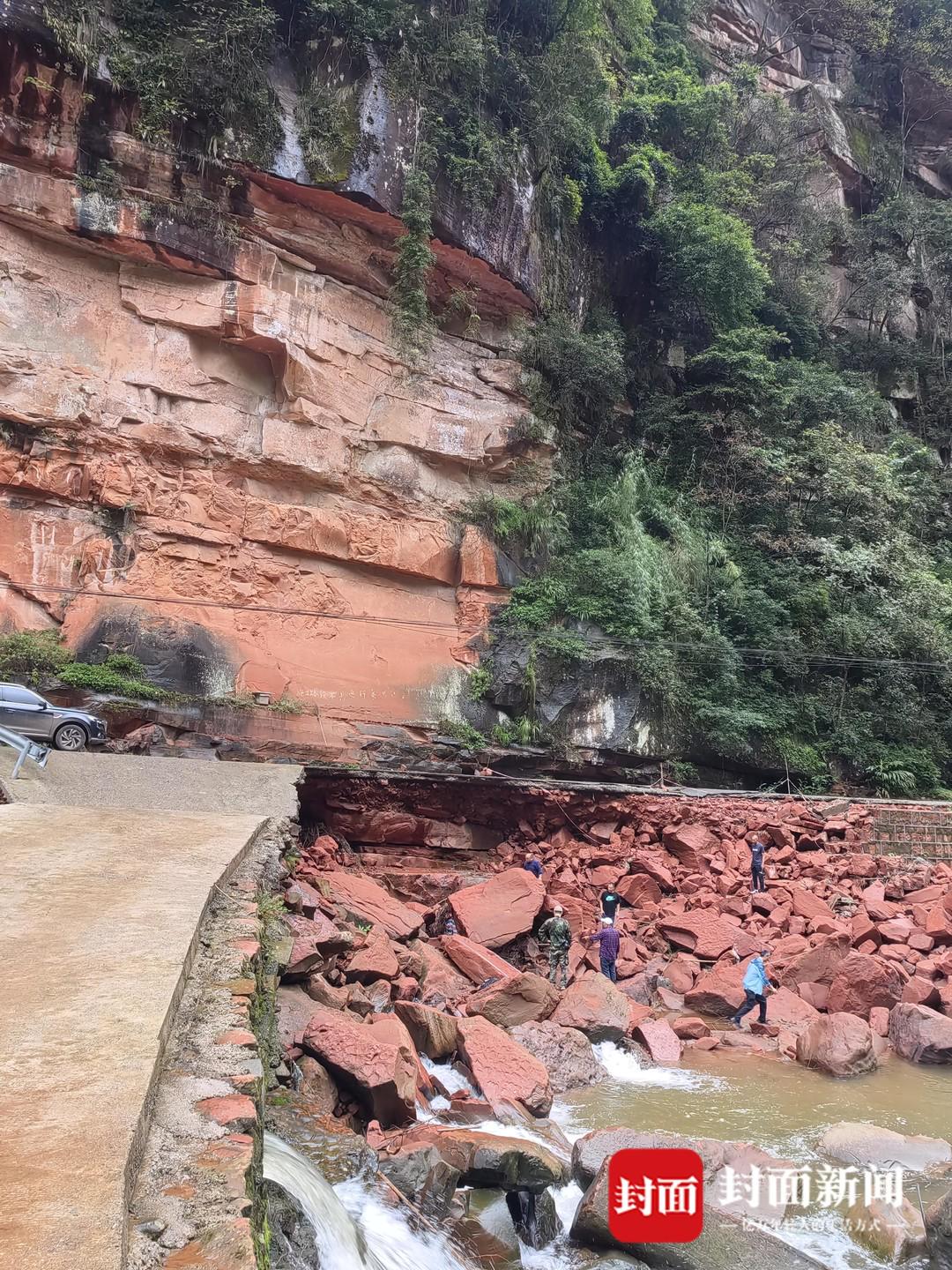 男孩河床边玩耍发现恐龙脚印