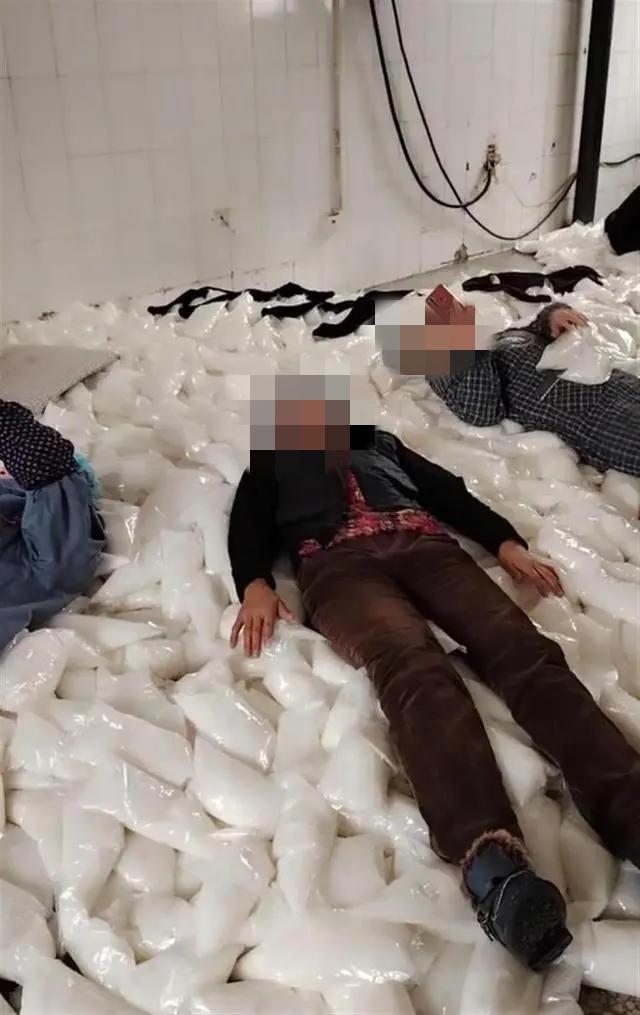 沈阳一食品厂员工将食品原料当“床垫”？当地市场监管局：情况属实，已责令停产整改