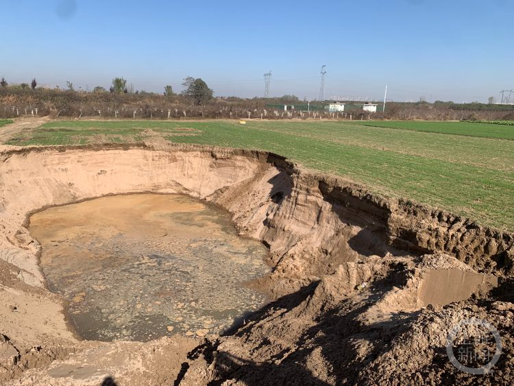 西安农村有人耕地里盗采砂石挖出足球场大坑，当地回应：城管公安街道办都在调查