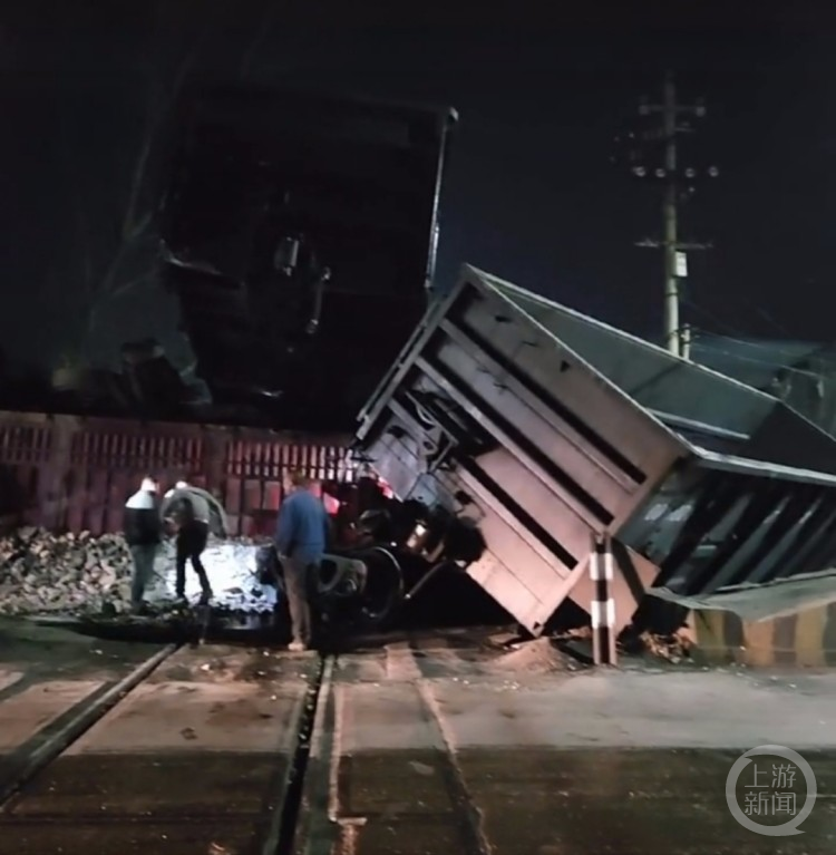 河南登封一货运火车与大货车相撞（河南登封小火车）