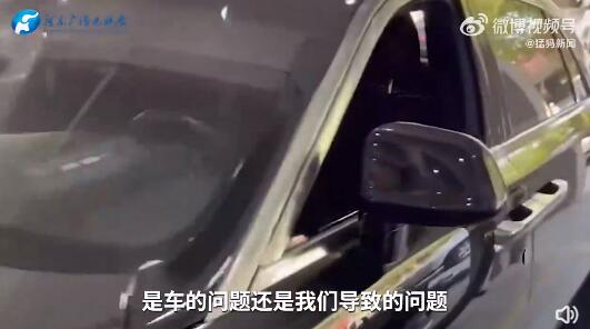 劳斯莱斯年审时被拉爆缸 检测公司：10年车龄已拖到维修厂