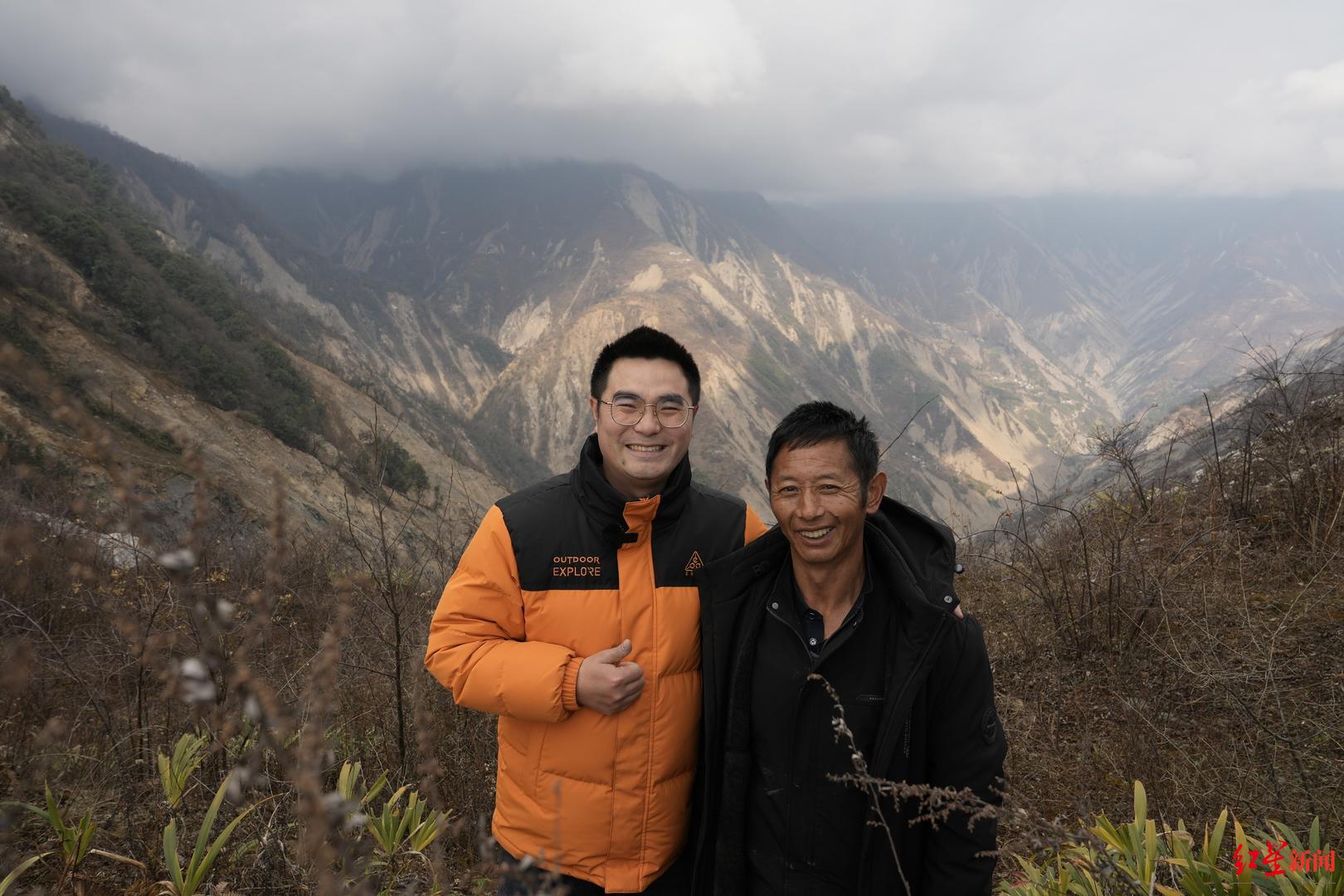 “泄洪英雄”甘宇首次重回猛虎岗：在荒野求生获救故地，与救命恩人倪太高笑着合影