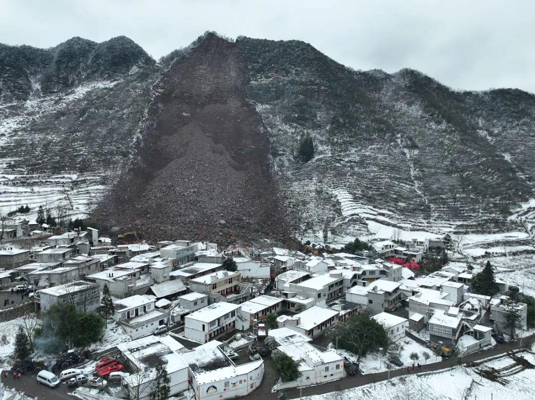 云南镇雄滑坡搜救进展：持续降雪增加难度，落石有三四层楼高 | 深度聚焦