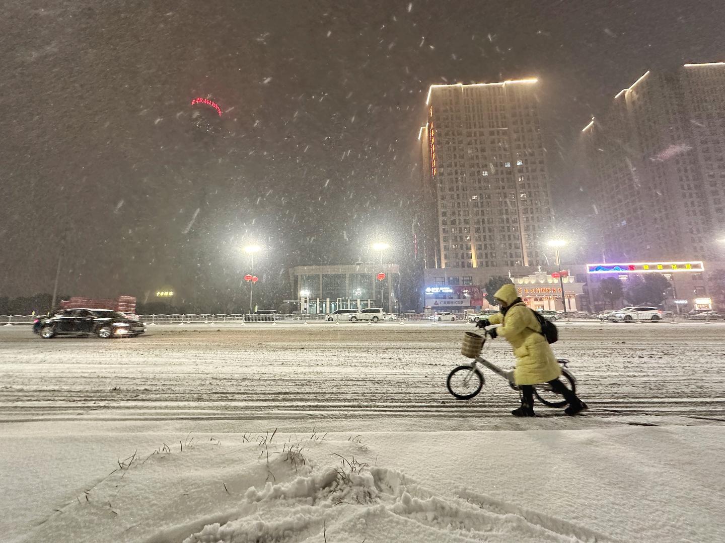 河南暴雪来临后：部分高铁飞机延误或停运，多条高速公路关闭，雪夜有人堵路上