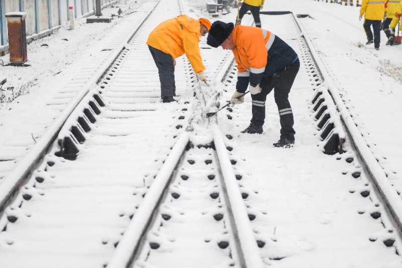 风雪回家路：15年来最强雨雪冰冻天气下堵在公路列车上的人