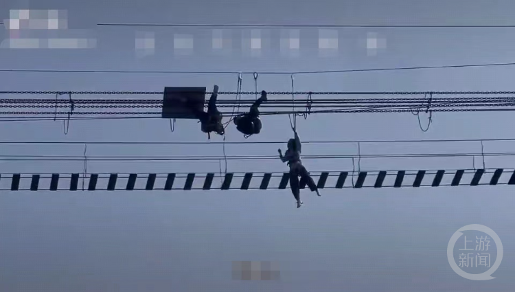 河南一景区网红桥侧翻游客“倒挂”半空，文旅局：项目已暂停运营接受调查