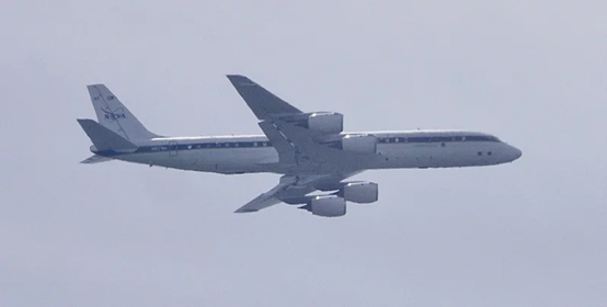 NASA飞机低空通过台上空并在军用机场触地重飞，岛内网友讽：这次不发警报？