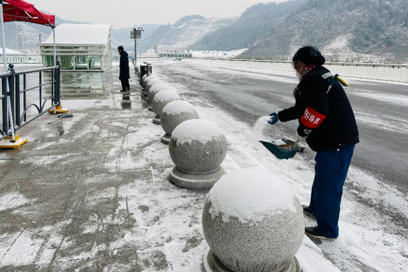 困在冻雨里的人：堵在高速上的一家四口与被屋顶压倒的收银员