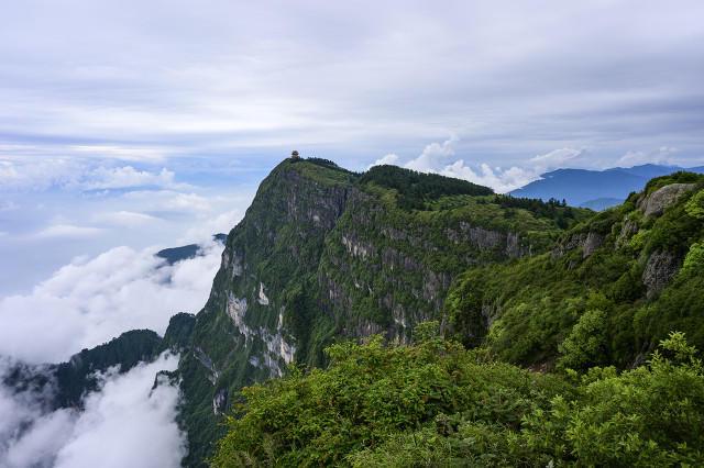 西安籍女大学生出游失联15天，曾两次登上峨眉山，警方多次搜山仍未找到