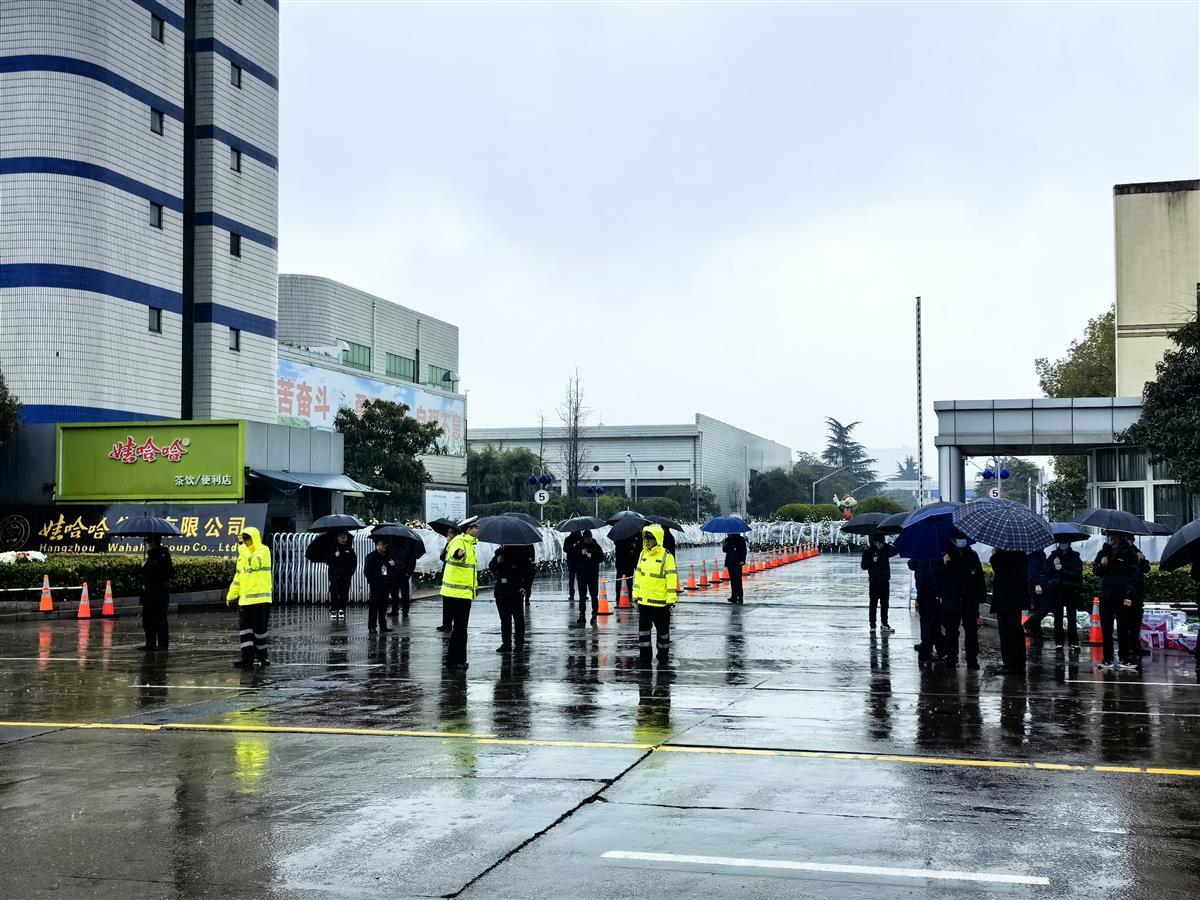 送别“布鞋首富”宗庆后：这一天杭州下起大雨，市民冒雨悼念