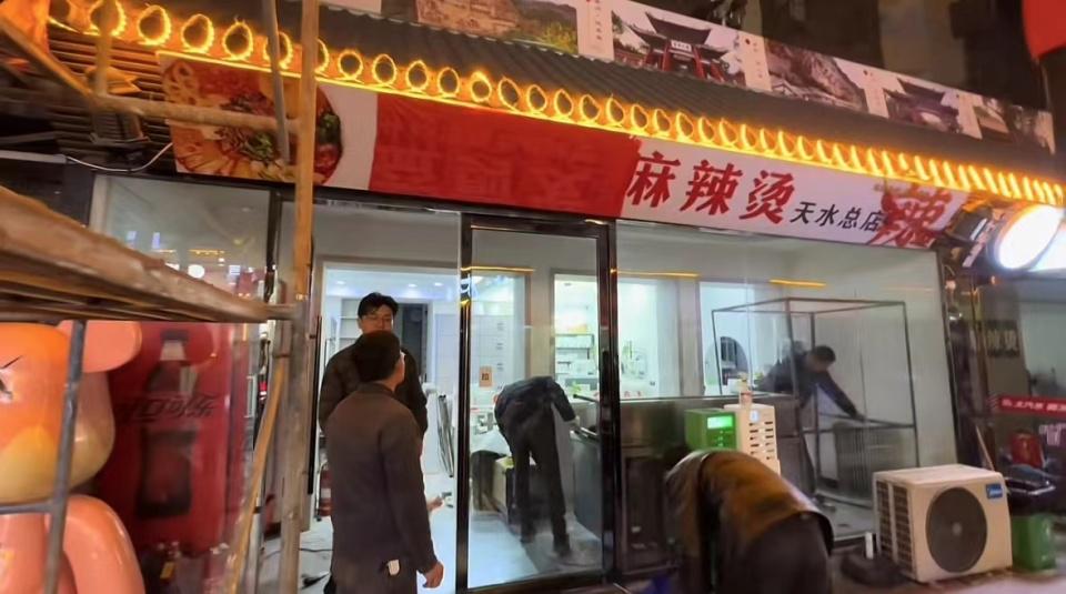 甘肃天水一理发店连夜“爆改”成麻辣烫店，股东：太火了，全是游客