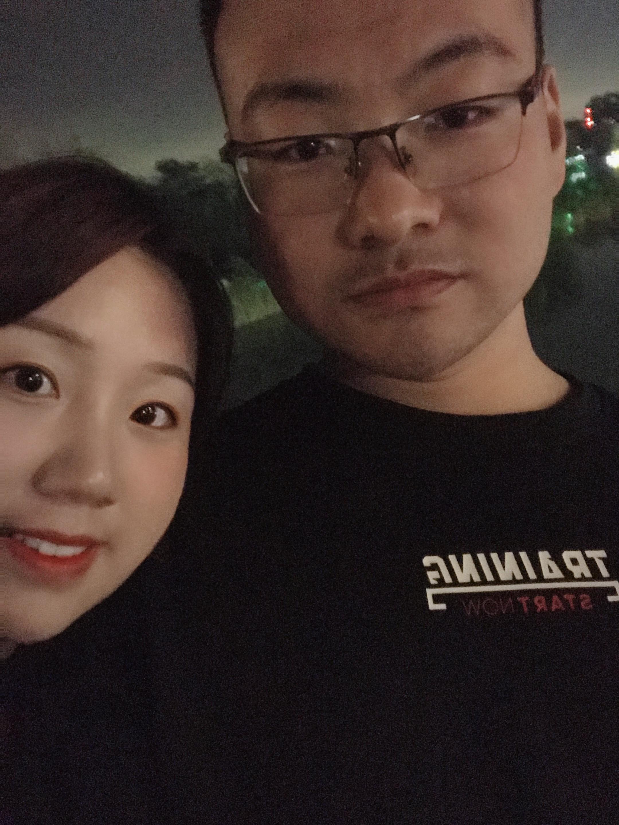 相爱10年，小伙打工供女友读书，却在结婚前消失，女友：我不会放弃